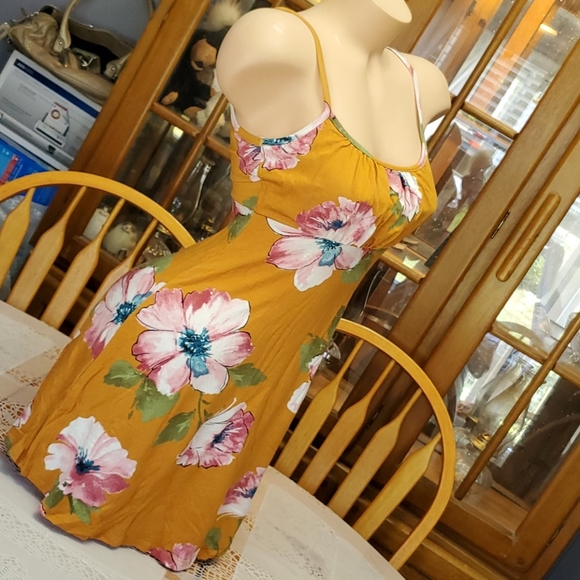 Stunning Warm Weather Floral Dress - Picture 2 of 9